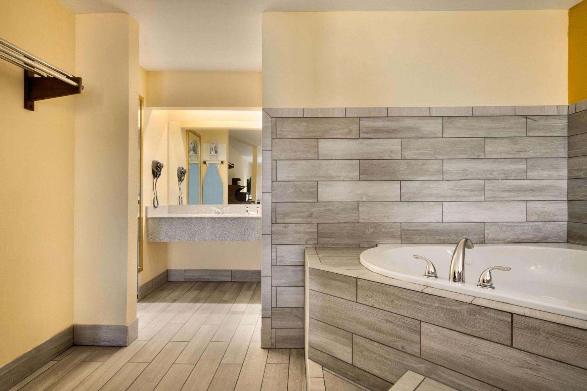 Travelodge By Wyndham Unadilla - Perry Near I-75 Exterior photo